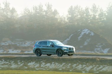 Depo yakınındaki kırsal yolda arazi aracı.