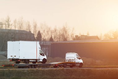 Araba taşıma servisi yolda gidiyor.