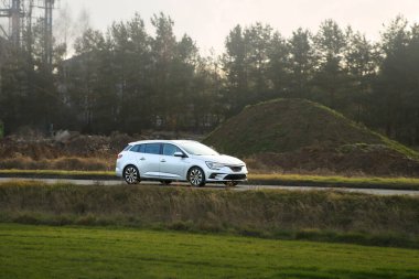 Kırsal alanda zarif beyaz bir araba.