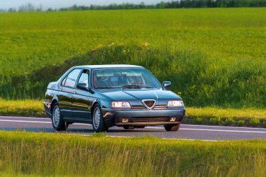 Kırsal alanda 90 'lardan kalma turbo şarjlı bir araç.