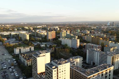 Yeni apartmanları ve caddeleri olan modern yerleşim yerleri