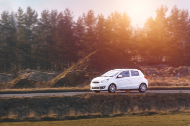 Saha yakınlarında beyaz şehir aracı sürüyor