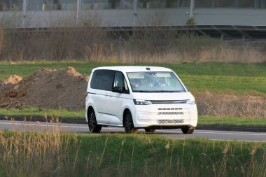 Kırsal bölgede elektrikli arazi aracı sürücüsü.