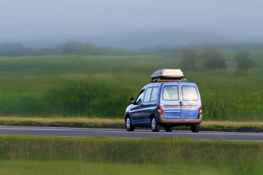 Plastik çatılı bir yolculuk aracı.