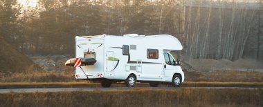 Karavan altın saatinde dışarı çıkıyor.