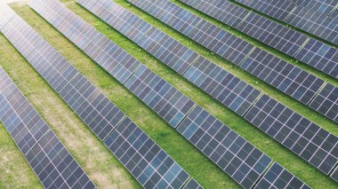 Güneş çiftliği yenilenebilir elektrik üretiyor