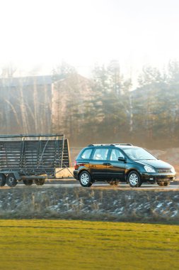Nakliye kamyonu SUV 'nin arkasında hareket halinde.