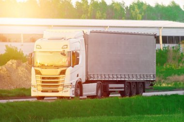 Kırsalda yarı karavan kamyonu