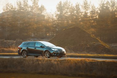 Şık spor arabasıyla manzaralı bir yer.