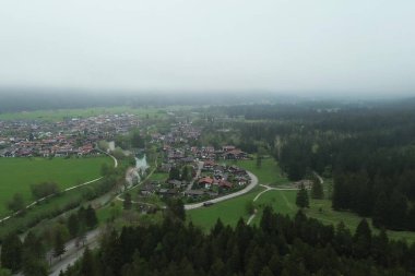 Ormanlık tepeleri olan güneşli dağlık bir bölge