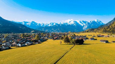 Bahar çiçekleri ve dağlık arazi