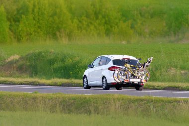 Manzaralı otoyol boyunca araba üzerinde bisiklete binmek