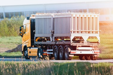 Sıkıştırılmış gaz silindiri taşıyan kamyon