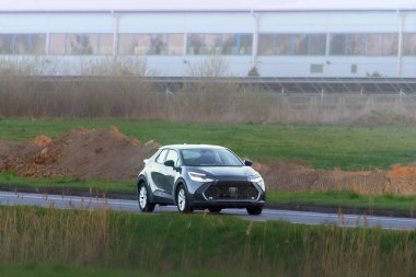 Sakin yolda giden elektrikli bir araç.