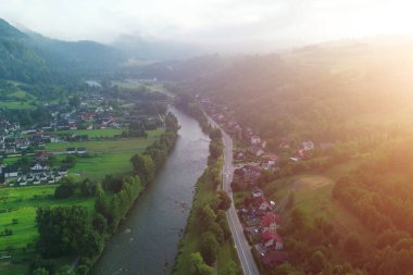 Dağ ormanlarında ve sessiz evlerde gün doğumu sisi
