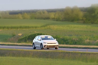 Manzaralı kırsal alanda küçük bir hatchback otomobil