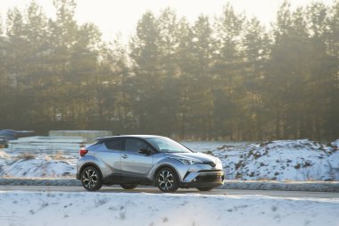 Şık bir araba manzaralı kırsalda gidiyor.