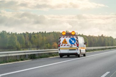 Otoyol devriye aracı reklam panosunun önünden geçiyor.