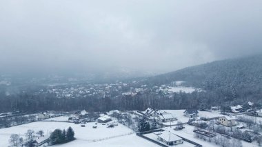 Kışın karla kaplı ağaçlar ve dağlar