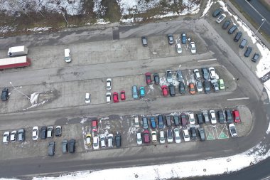 Araç deposu ve caddeleri olan yüksek binalar.