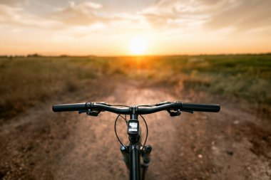 Fields and Sky yazın Dusk 'ta Bisikletle Özgürlüğü Pedallarken.