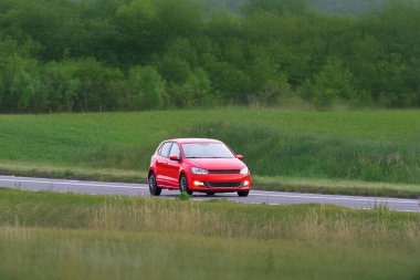 Kırsal yolda modern kırmızı coupe