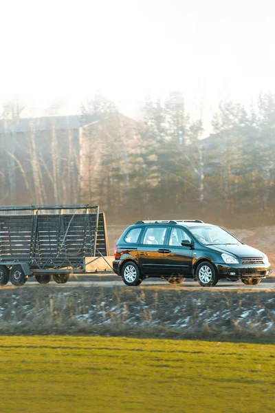 Nakliye kamyonu SUV 'nin arkasında hareket halinde.
