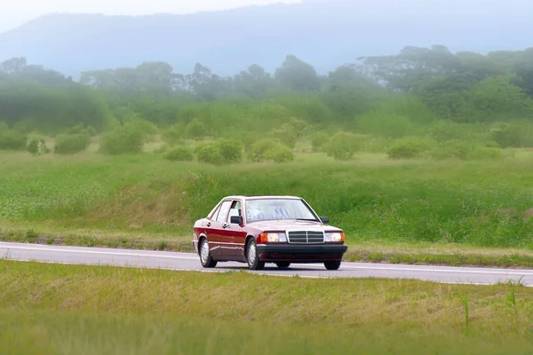 Yeşillik kırsalda klasik araba turu