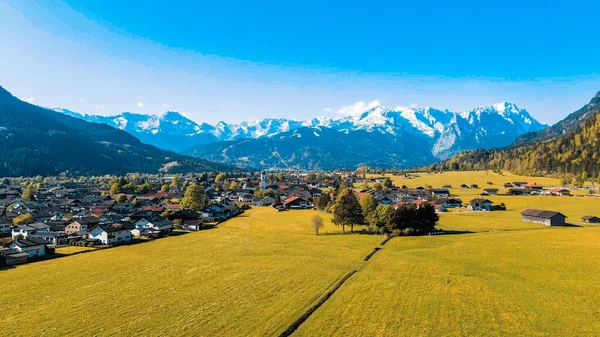 Bahar çiçekleri ve dağlık arazi