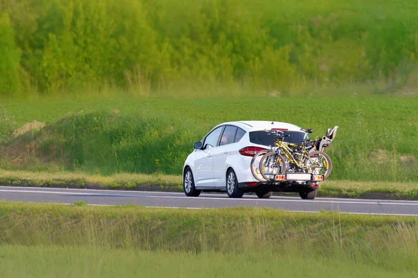 Manzaralı otoyol boyunca araba üzerinde bisiklete binmek