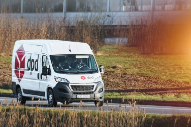 DPD kurye aracı Polonya, Avrupa 26.05.2025 karayolunda ilerliyor.