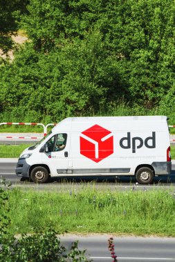 Polonya, Avrupa 26.05.2025 numaralı karayolunda DPD posta minibüsü hareket halinde.