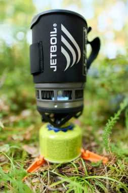 Turist açık havada jet ile çay yapıyor 19.09.2025 Polonya, Avrupa