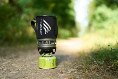 19.09.2025 Polonya, Avrupa 'da Jetbuil kamp ocağı kaynar su ormanında.