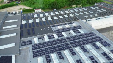 Endüstriyel üretim binaları yakınında modern güneş çiftliği