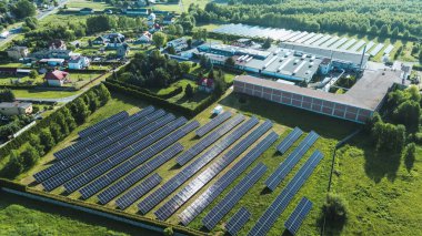 Çatıdaki güneş toplayıcıları yenilenebilir güneş ışığından faydalanıyorlar