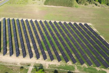 Yenilenebilir güneş panelleri çimenlerin üzerine yayıldı