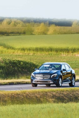 Rahat bir aile aracında manzaralı sürüş