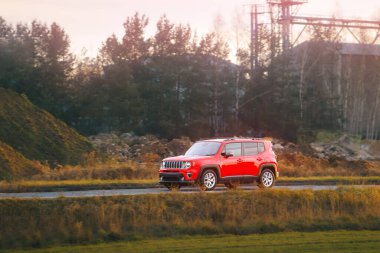 Ülke dışına seyahat için yapılmış sağlam bir SUV.