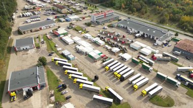 Depoda park etmiş kamyonlar ve karavanlar.