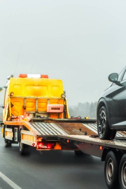 Çekici arabalı düz kamyon ilerliyor.