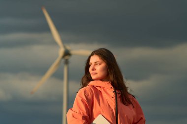 Rüzgar enerjisi alanındaki profesyonel kadın portresi