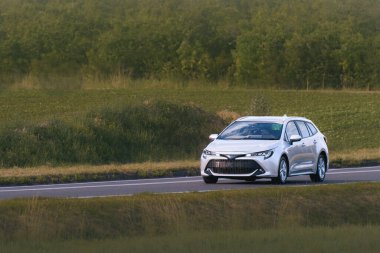 Açık hava ortamında parlak modern otomobil.