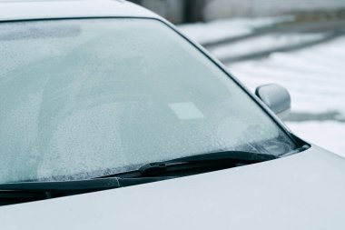 Park halindeki aracın ön camı donmuş.