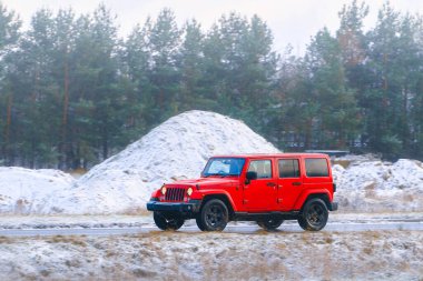 Araç karla kaplı ormanda seyahat ediyor.