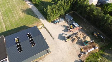 Makine ve inşaat araçlarıyla inşa alanı