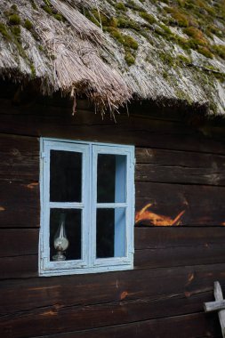 Çatı kaplama detaylarıyla ahşap bir ev.