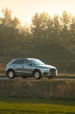 Huzurlu altın saat ayarlı premium araba.