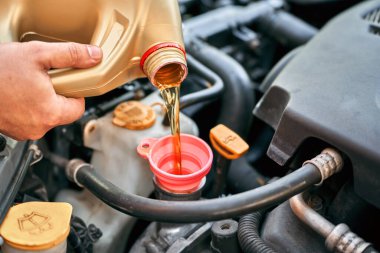 Araba servisi sırasında motor yağı ekleniyor