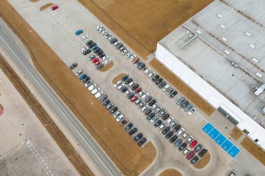 Şehirdeki park halindeki arabaların tepeden tırnağa görüntüsü